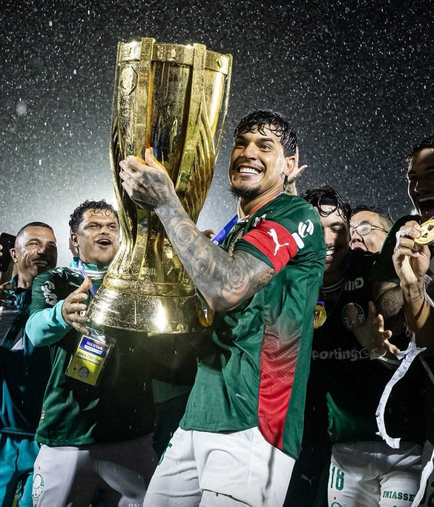 Gustavo Gómez segura taça do Paulistão na chuva