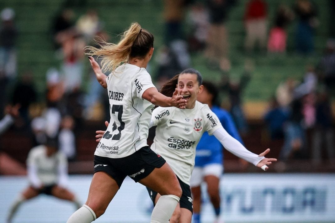 Tamires do Corinthians Feminino corre para abraçar companheira de time comemorando gol
