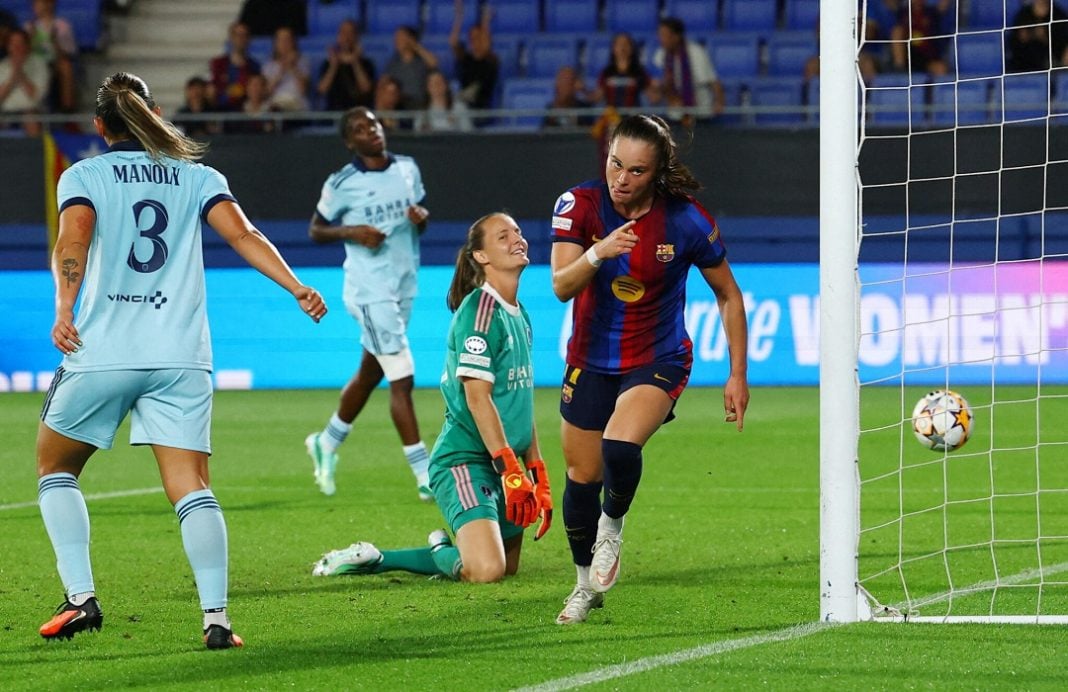 Ewa Pajor festeja gol do Barcelona Feminino na vitória contra o Paris FC pela Liga dos Campeões Feminina.