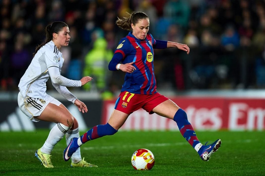 Ewa Pajor, atacante do Barcelona Feminino, finaliza a gol durante partida oficial.